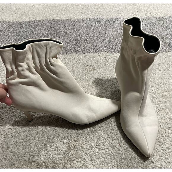Dolce Vita Womens Sz 10 Rain Ankle Boot White Leather Pull On Ruched Pointed Toe - Picture 1 of 15